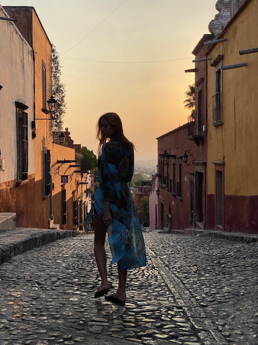 Calles empedradas de San Miguel de Allende al atardecer